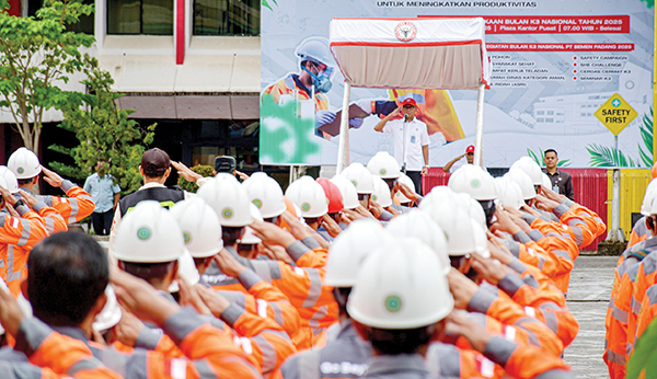 Peringati Bulan K3 Nasional 2025, Zero Accident Jadi Target PT Semen Padang 1 UPACARA BULAN K3 NASIONAL— Dirut PT Semen Padang Indrieffouny Indra, menjadi inspektur upacara sekaligus membuka peringatan Bulan K3 Nasional, di di Plaza Kantor Pusat PT Semen Padang, Senin (13/1) pagi.