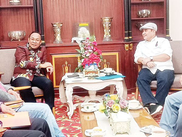 AUDIENSI— Pj Gubernur Riau, Dr. Rahman Hadi, M.Si., saat menerima audiensi Ketum PWI Zulmansyah Sekedang bersama jajaran pengurus PWI Riau, termasuk Ketua PWI Riau Raja Isyam Azwar dan Sekretaris PWI Riau N. Doni Dwi Putra, di kediaman Pj Gubri, Jalan Gajah Mada, Pekanbaru, Kamis (16/1).