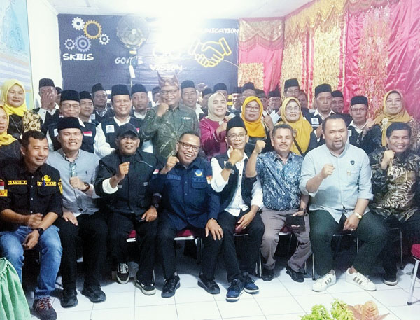 RAKORBANG KELURAHAN— Lurah Pisang Adek Deswarman foto bersama dengan empat anggota DRPD Kota Padang serta RT dan RW, Ketua LPM dan Ketua Pemuda saat Rakorbang Kelurahan Pisang, Senin (21/1) malam.