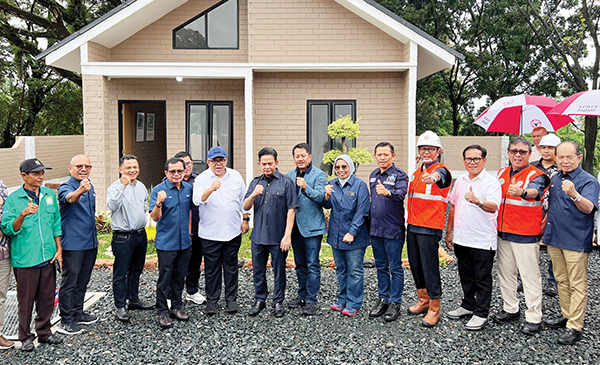 Dukung Asta Cita Prabowo, SIG Dorong Penggunaan Bata Interlock Presisi untuk Wujudkan 3 Juta Rumah 1 RUMAH CONTOH BATA INTERLOCK— Waki Menteri Kawasan Permukiman (PKP) Fahri Hamzah, mengunjungi fasilitas produksi bata interlock presisi SIG yang dioperasikan oleh anak usaha SIG, yaitu PT Semen Padang di Indarung, Padang, 24 Januari 2025 lalu.