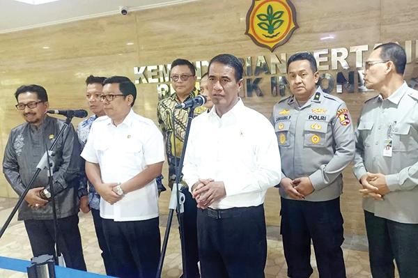 KETERANGAN— Menteri Pertanian Andi Amran Sulaiman (tengah) bersama jajaran Bulog dan Bapanas di Jakarta (30/1).