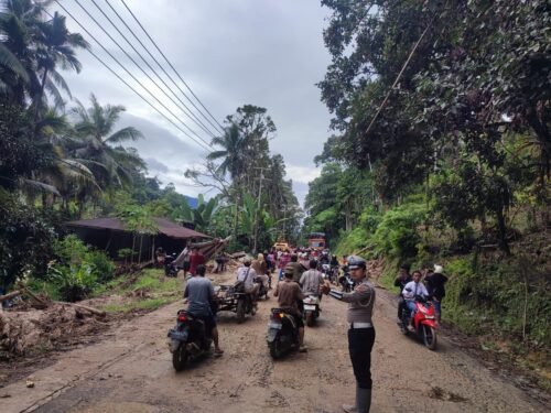 Pengendara Diminta Waspada di Jalur Pessel-Padang Pasca Longsor 1 1 5 e1736326469252
