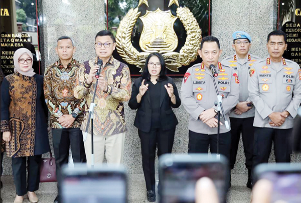 Temui Kapolri Sigit, Kepala BPOM Minta Dukungan Pelaksanaan Tugas dari Presiden 1 BERTEMU— Kepala BPOM Taruna Ikrar (tiga dari kanan) menemui Kapolri Jenderal Polisi Listyo Sigit Prabowo pada Jumat (10/1).