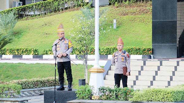 Tingkatkan Profesionalisme Anggota Polri, Kapolda Sumbar Keluarkan 4 Perintah Harian 1 APEL GABUNGAN— Kapolda Sumbar Irjen Pol Gatot Tri Suryanta saat memimpin apel gabungan personel Polda Sumbar di halaman Mapolda. Kapolda sudah mengeluarkan empat perintah harian yang wajib dipatuhi oleh seluruh personel kepolisian yang bertujuan untuk meningkatkan profesionalisme dalam pelaksanaan tugas kepolisian.