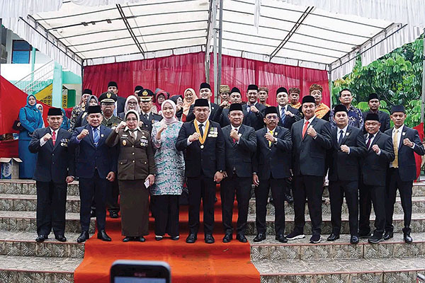 HUT Kabupaten Dharmasraya ke-21, Kemeriahan dalam Simbol Kesuksesan Sutan Riska Tuanku Kerajaan Membawa Kemajuan 1 BUPATI Dharmasraya, Sutan Riska Tuanku Kerajaan, foto bersama dengan Bupati Dharmasraya Terpilih, Annisa Suci Ramadhani, dan jajaran Forkopimda setelah melaksanakan upacara HUT ke-21 Kabupaten Dharmasraya.