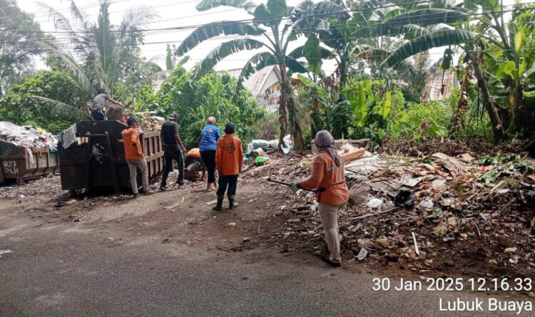 BERSIHKAN SAMPAH— Sejumlah pasukan kuning goro membersihkan sampah-sampah yang diletakkan warga di dekat TPS dan kontainer sampah, di belakang Polsek Kototangah, Kamis (30/1) pagi.