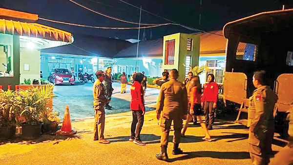 5 Remaja Putri Bawa 3 Botol Miras Diamankan di Batang Arau, 1 Pria Ditemukan Tergeletak Mabuk di dekat Masjid Al Hakim 1 NONGKRONG HINGGA LARUT MALAM— Petugas Satpol PP mengamankan lima remaja putri yang nongkrong hingga larut malam di kawasan Batang Arau Kamis (2/1) dinihari WIB. Petugas juga menemukan tiga botol miras bersama remaja putri tersebut.