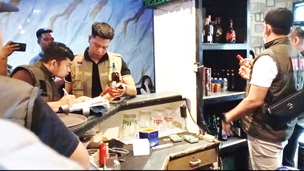 RAZIA MIRAS— Personel Satpol PP Kota Padang menyita belasan botol miras berbagai merek di tempat hiburan malam dan karaoke saat dilakukan razia, Kamis (9/1) malam.
