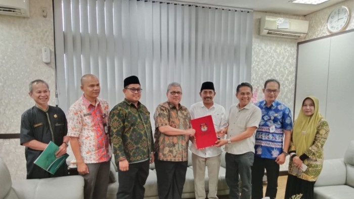 Terima Surat --Ketua DPRD Sumbar Terima Surat Usulan Pengesahan dan Pengangkatan Cagub-Cawagub Terpilih.