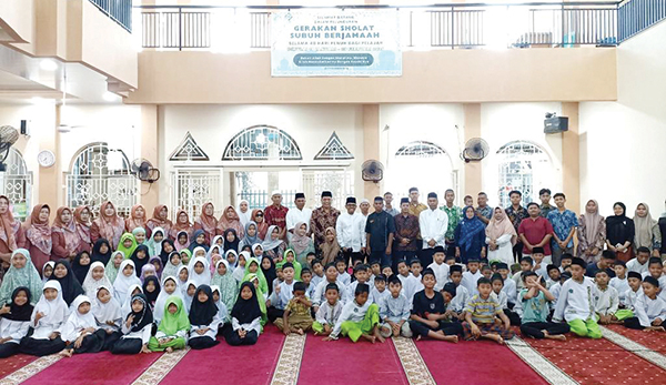 105 Pejuang Subuh Cilik Ikuti GSSB Selama 40 Hari 1 PEJUANG SUBUH— Sebanyak 105 anak mengikuti program Gerakan Shalat Subuh Berjamaah (GSSB) yang dilakukan selama 40 hari, di di Masjid Darul Huda, Kelurahan Surau Gadang, Nanggalo, Minggu (19/1/).