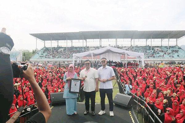 1.690 Bundo Kanduang Berpadu Irama, Talempong Pacik Dharmasraya Catat Sejarah 1 FOTO BERSAMA— Bupati Dharmasraya, Sutan Riska Tuanku Kerajaan berfoto bersama dengan tim museum rekor Indonesia, Jumat (3/1).