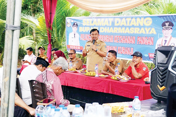 Sutan Riska Buka Peluncuran Program Ketahanan Pangan Nagari Ampang Kuranji 1 SAMBUTAN— Bupati Dharmasraya Sutan Riska Tuanku Kerajaan saat memberikan sambutan pada pelaksanaan program Ketahanan Pangan di Nagari Ampang Kuranji.