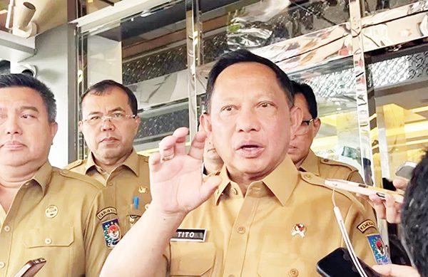 Mendagri Ungkap Tiga Opsi Pelantikan Kepala Daerah Terpilih 2024, Tidak Bersengketa di MK Dilantik Lebih Awal 1 BERIKAN OPSI— Menteri Dalam Negeri (Mendagri) Tito Karnavian mengungkapkan tiga opsi pelantikan kepala daerah terpilih 2024. Menurutnya, yang akan dilantik lebih awal kepala daerah yang tidak sedang bersengketa di Mahkamah Konstitusi (MK).