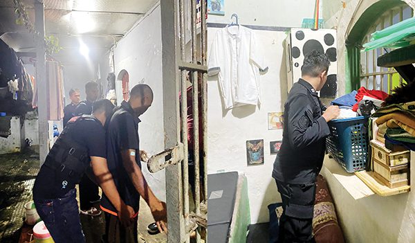 Razia Kamar Napi di Lapas Padang, Barang Terlarang Disita 1 RAZIA KAMAR NAPI— Tim Satuan Operasional Kepatuhan Internal (Satopspatnal) menggeledah kamar para napi di Lapas Padang. Razia dilakukan untuk memastikan keamanan, ketertiban dan menciptakan lingkungan yang bersih dari barang-barang terlarang di dalam Lapas.