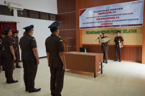 Kejari Pesisir Selatan Lantik Dua Kepala Seksi dan Jaksa Baru, Perkuat Kinerja Penegakan Hukum 1 2 6 e1736411766885