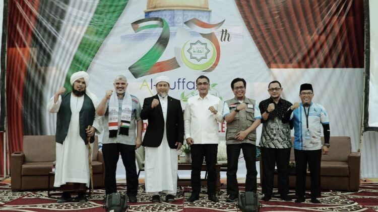 20 Tahun Yayasan Al Huffazh Berkhidmat untuk Umat, Terus Tumbuh, Lahirkan Pemimpin Qur’ani 1 PEMBUKAAN—Ustadz UZMA, Sekdako Rida Ananda, ustad Derry Sulaiman, Dr.Ahed dari Palestina, Ketua Yayasan Al Huffaz Edi Kusmana saat pembukaan milad ke 20 tahun Yayasan Al Huffaz.