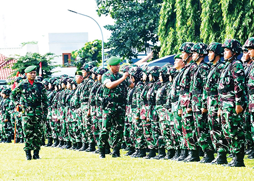 TNI AD Kembali Buka Latsarmil Komcad, Peserta 287 PPPK dan CPNS Kemhan 1 LATSARMIL – Wakil Kepala Staf Angkatan Darat Letjen TNI Tandyo Budi Revita memimpin langsung Upacara Pembukaan Latsarmil Komcad Matra Darat pada Rabu (15/1).