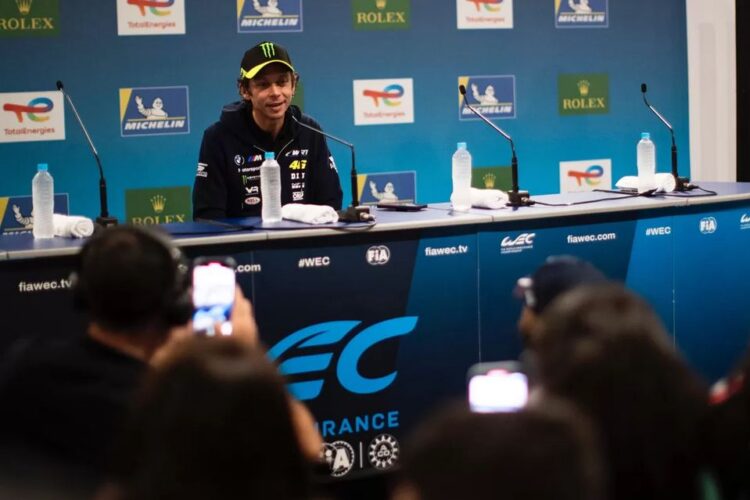 Valentino Resmi Tampil di WEC 2025 1 PENGUMUMAN— Legenda MotoGP, Valentino Rossi, mengumumkan kelanjutan kariernya sebagai pembalap mobil bersama Team WRT bersama BMW pada ajang World Endurance Championship (WEC) 2025 di kelas LMGT3.