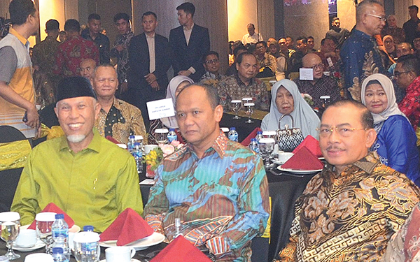 Gubernur Mahyeldi Hadiri Kenal Pamit Kapolda Sumbar, Sinergi dan Kolaborasi Wujudkan Program Pembangunan Strategis 1 berdiskusi --Gubernur Sumbar, Mahyeldi Ansharullah berdiskusi dengan Kapolda Sumbar yang baru, Irjen. Pol. Dr. Drs. Gatot Tri Suryanta, M.Si., CSFA dan Kapolda Sumbar yang lama, Irjen Pol. (Purn.) Suharyono, S.IK., S.H.