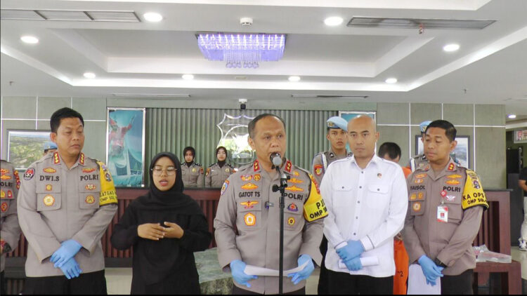 Kasus Pembunuhan dan Pemerkosaan Gadis Penjual Gorengan, In Dragon Segera Disidang, Kapolda Sumbar: Berkas Dinyatakan Lengkap, ersangka dan Barang Bukti akan Diserahkan ke JPU 1 PELIMPAHAN— Kapolda Sumbar Irjen Pol Gatot Tri Suryanta memimpin langsung pelimpahan tersangka In Dragon dan barang bukti ke Kejaksaan.