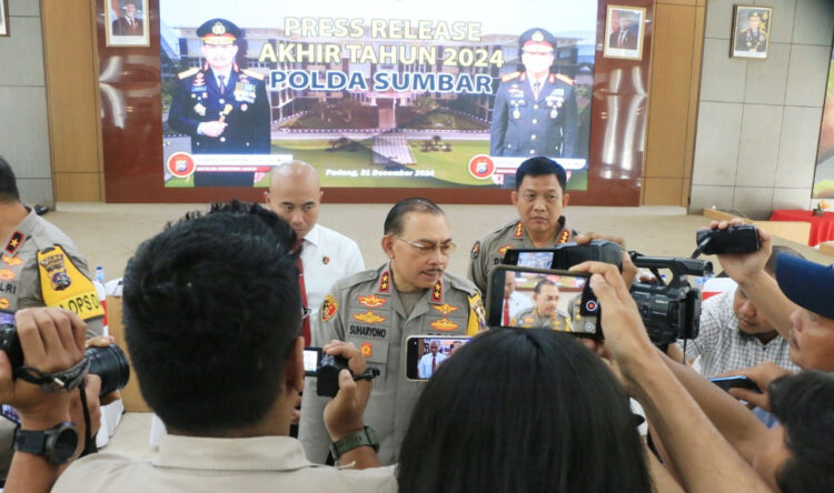 Polda Sumbar Hentikan Penyelidikan Kematian Afif Maulana, Kasus Dibuka Kembali Jika Ada Bukti Baru 1 WAWANCARA— Kapolda Sumbar, Irjen Pol Suharyono saat diwawancarai wartawan.