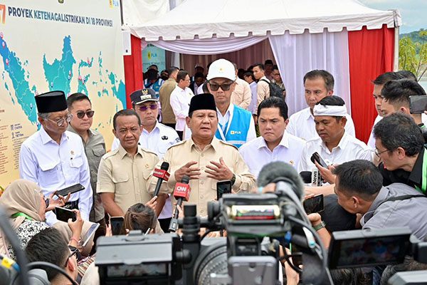 6 PLTS di Wilayah 3T Turut Diresmikan Presiden, Mampu Kurangi Penggunaan BBM 1 meresmikan--Presiden Republik Indonesia, Prabowo Subianto, meresmikan enam Pembangkit Listrik Tenaga Surya (PLTS) di wilayah terdepan, terluar, dan tertinggal (3T).