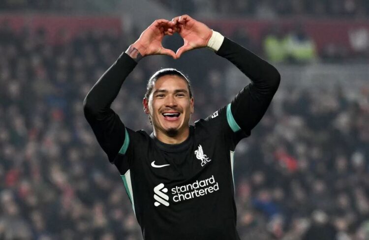 Tampil Gemilang Meski Hujan Kritik, Darwin Nunez Bawa Liverpool Amankan Tiga Poin di Kandang Brentford 1 KUNCI KEMENANGAN— Gol-gol dari Darwin Nunez di masa tambahan waktu menjadi kunci kemenangan The Reds saat bertandang ke Gtech Community Stadium, kandang Bretford, Sabtu (18/1) mamalm WIB.