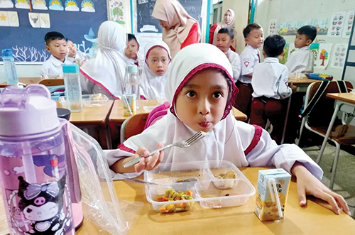 MAKAN BERGIZI— Makan Bergizi Gratis di SD Taquma Surabaya.