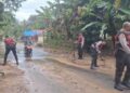 Gerak Cepat, Polres Pessel Bersihkan Material Longsor di Nagari Duku 10 Gerak Cepat, Polres Pessel Bersihkan Material Longsor di Nagari Duku