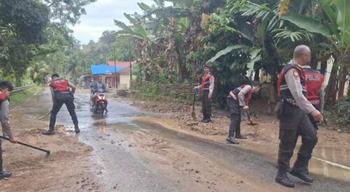 Gerak Cepat, Polres Pessel Bersihkan Material Longsor di Nagari Duku 1 4 4 e1736242113231