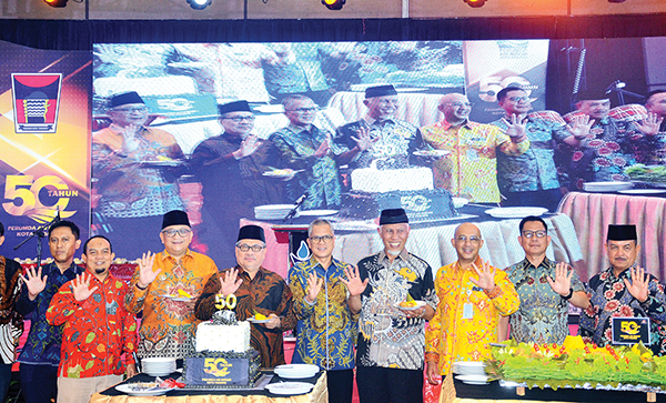 HUT ke-50 Perumda Air Minum Padang Meriah, Terus Berinovasi Tingkatkan Kualitas Pelayanan 1 Dirut Perumda Air Minum Padang, Hendra Pebrizal bersama Gubernur Mahyeldi Ansharullah, Ketua DPRD Sumbar, Muhidi, Pj Wali Kota Padang, Andree Algamar, Ketua DPRD Padang, Muharlion dan Forkopimda Padang saat pemotongan tumpeng.