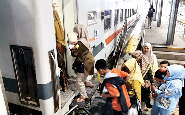 Hari Terakhir Libur Nataru, 4.174 Tiket KA Masih Tersedia di KAI Sumbar 1 TRANSPORTASI FAVORIT— Kereta api menjadi armada transportasi favorit bagi masyarakat untuk menikmati libur Nataru yang bertepatan dengan libur anak sekolah. KAI Divre II Sumbar mencatat hingga hari ke-17 masa Angkutan Nataru 2025, tanggal 19 Desember 2024 sampai 4 Januari 2025 terdapat 112.408 penumpang.