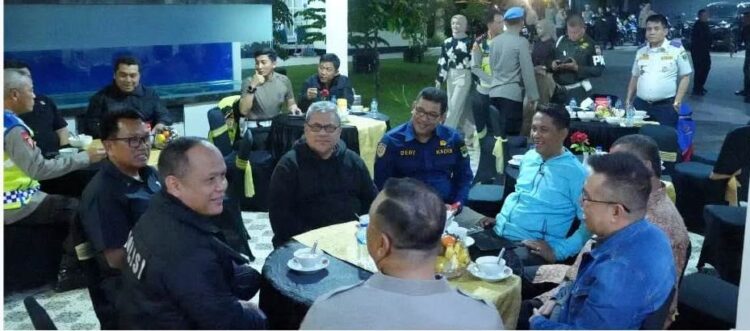 Patroli gabungan--Ketua DPRD Provinsi Sumatera Barat, Muhidi, Wakil Ketua Evi Yandri Rajo Budiman, bersama Forkopimda Prov. Sumbar ikut  turun langsung dalam Patroli gabungan pencegahan tawuran dan balap liar, serta meninjau situasi Kamtibmas di Kota Padang. Jumat (11/1).