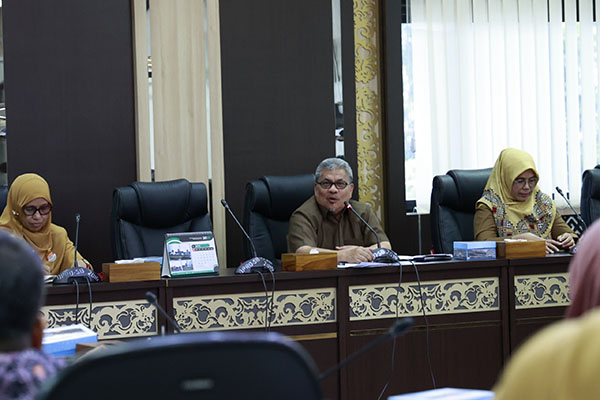 audiensi--Ketua DPRD Sumbar Muhidi menerima kedatangan NPWCC Sumbar untuk audiensi.