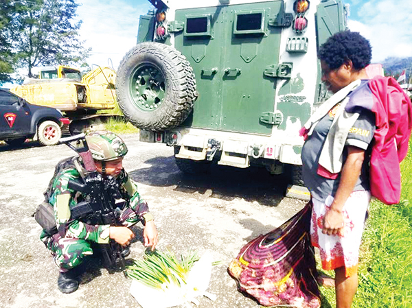 Patroli di Perbatasan Indonesia-Papua Nugini, Prajurit TNI Borong Hasil Tani Warga Ilaga 1 BORONG HASIL TANI— Prajurit TNI dari Satgas Yonif Raider 323/Buaya Putih Kostrad memborong hasil tani warga Kampung Jenggerpaga, Distrik Ilaga, Kabupaten Puncak, Papua Tengah.