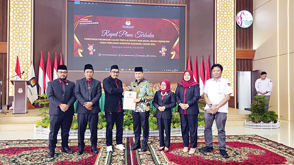 Pilkada Sijunjung Sukses, KPU Gelar Rapat Pleno Penetapan Calon Terpilih, Pasangan Benny Dwifa Yuswir-Iraddatillah Dilantik Maret 1 Penyerahan SK penetapan calon terpilih dari KPU kepada Calon Wakil Bupati terpilih Iraddatillah.