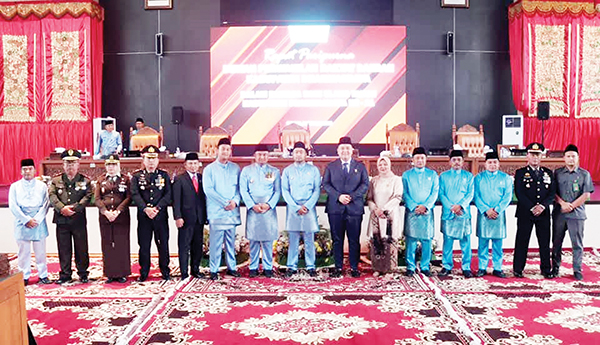 DPRD Gelar Paripurna Peringatan HUT ke-21, Dua Dekade Menuju Dharmasraya Maju, Mandiri dan Berbudaya 1 Bupati Dharmasraya, Sutan Riska Tuanku Kerajaan, Pimpinan DPRD Kabupaten Dharmasraya, Wakil Gubernur Sumatera Barat berfoto bersama.