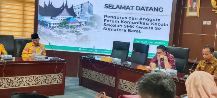 sampikan persoalan-- Pengurus dan anggota Forum Komunikasi Kepala Sekolah (FKS) SMK Swasta Se-Sumbar sampikan persoalan ke DPRD Sumbar.