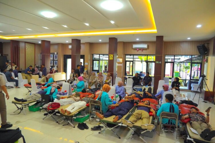 Edukasi Cegah Risiko Kanke, Jajaran Instansi Donor Darah di PLN Sumbar 1 Donor Darah --Jajaran instansi vertikal hadiri aksi Donor Darah PLN Unit Induk Distribusi (UID) Sumbar, yang berlangsung di Aula Kantor Induk PLN UID Sumbar,.