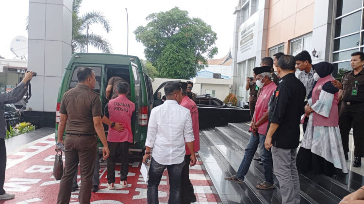 Lagi, 4 Tersangka Korupsi Ganti Rugi Lahan Tol Ditahan, Dinilai Tidak Memiliki Itikad Baik, Enggan Mengembalikan Uang yang Diterima 1 DITAHAN— Empat tersangka kasus dugaan korupsi ganti rugi lahan tol Padang-Sicincin ditahan
Kejati Sumbar.