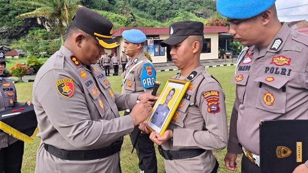 Selain Vonis 20 Tahun Penjara, Oknum Polisi Pembawa 141,7 Kg Ganja Dipecat 1 DIPECAT— Kapolres Padang Panjang, AKBP Kartyana Widyarso mencoret foto Aipda M Alfikar yang dipecat dari Kepolisian gegara terkibat kasus narkoba.