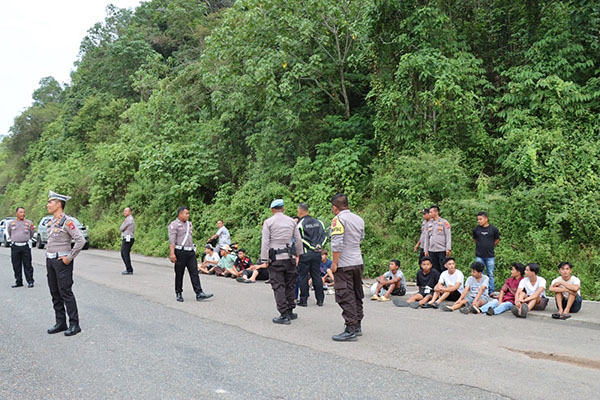 Aksi Balap Liar Meresahkan, Polres Sijunjung Amankan 49 Unit Kendaraan Roda Dua 1 RAZIA—Terlihat personil Satlantas Polres Sijunjung menggelar razia aksi balap liar.