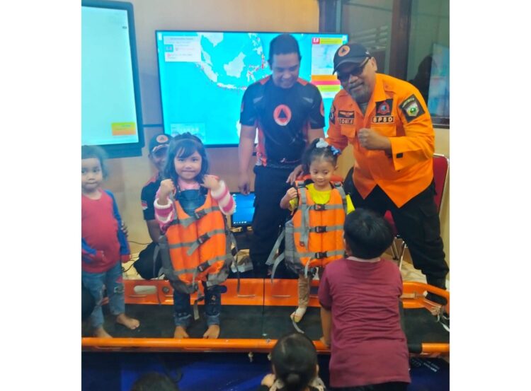 Murid TPA Tunas Bangsa Ikuti Edukasi Tanggap Bencana 1 EDUKASI— Anak didik Taman Penitipan Anak (TPA) Cahaya Bangsa belajar edukasi tanggap bencana dari Badan Penanggulangan Bencana Daerah (BPBD) Kesbangpol Kota Padang Panjang, Kamis (23/1).