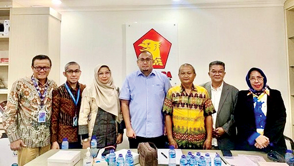 Andre Rosiade: PT Pos Sepakat Bayar Kewajiban Warga Majalengka Korban PHK 1 KORBAN PHK— Anggota DPR RI Fraksi Gerindra Andre Rosiade kembali bertemu dengan korban PHK PT Pos Indonesia Cabang Majalengka bernama Dadang Iskandar. PT Pos sepakat untuk membayar kewajibannya, yakni membayarkan uang pesangon dan lainnya.