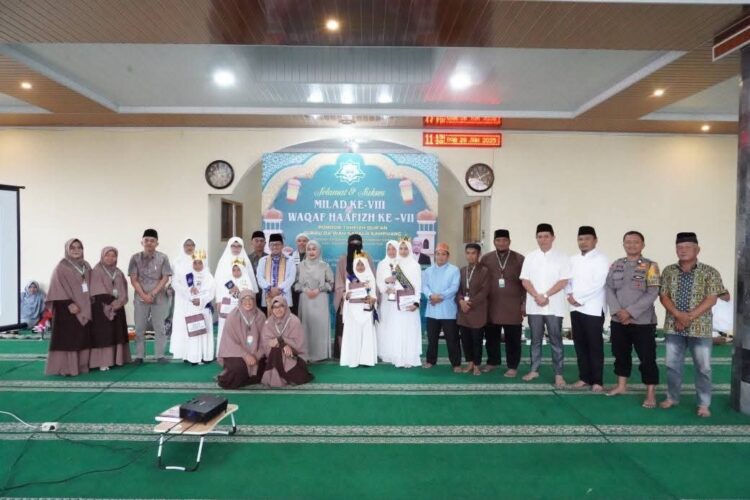 Hafizh Quran Program Unggulan, Rumah Tafizh Menjamur di Tanah Datar 1 FOTO BERSAMA— Anggota DPRD Tanahdatar Dedi Irawan foto bersama peserta Hafiz Qur’an serta Bupati Eka Putra.