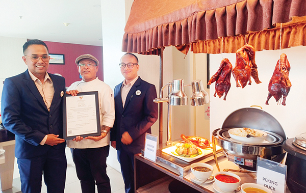 Atlantis Restaurant Mercure Hotel Padang Terima Sertifikasi Halal dari BPJPH 1 SERTIFIKASI HALAL— Jajaran manajemen Mercure Hotel Padang menunjukkan sertifikat halal dari BPJPH untuk produk makanan yang dijual di Atlantis Restaurant dan Lobby Lounge, Kamis (9/1).