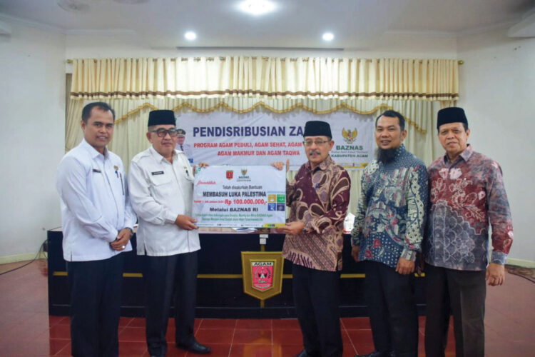 Awal Tahun 2025, Pemkab-Baznas Agam Salurkan ZIS Tahap I 1 SALURKAN ZIS—
Diawal tahun 2025, Pemkab bersama Baznas Agam serahkan ZIS tahap I sebesar Rp 94.250.000, di Aula Utama Kantor Bupati Agam,
Rabu (15/1).