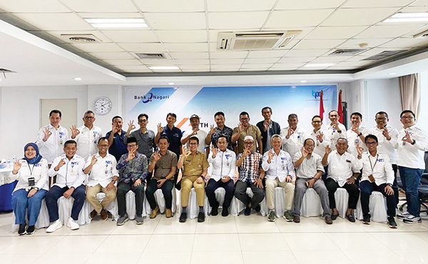 2024, Bank Nagari Catatkan Laba Bersih Rp540,47 Miliar, Tumbuh 3,19% Dibanding Tahun 2023 1 FOTO BERSAMA— Jajaran Komisaris dan Direksi Bank Nagari foto bersama pimpinan media usai pelaksanaan konferensi pers, Selasa (21/1).