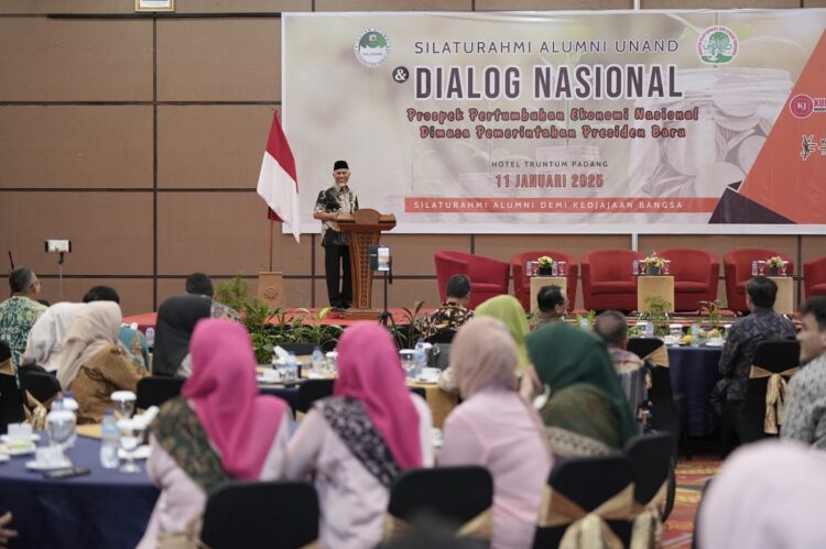 SAMBUTAN—Gubenur Sumbar, Mahyeldi Ansharullah,  berikan sambutan saat silaturahmi Ikatan Keluarga Alumni (IKA) Universitas Andalas (Unand).