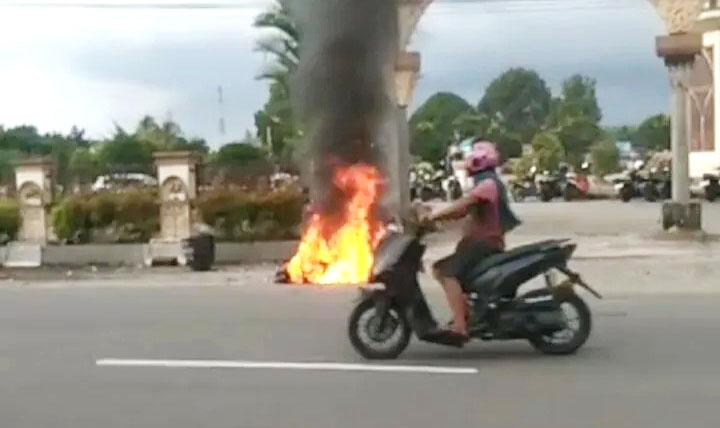 Panik, Motor Sendiri Dibakar Gegara Ditilang Polisi, Kasatlantas: Berknalpot Brong dan Kendarannya Bodong 1 MOTOR DIBAKAR— Kondisi sepeda motor yang dibakar oleh pemiliknya gegara panik
saat ditilang Polisi di Pasaman Barat.